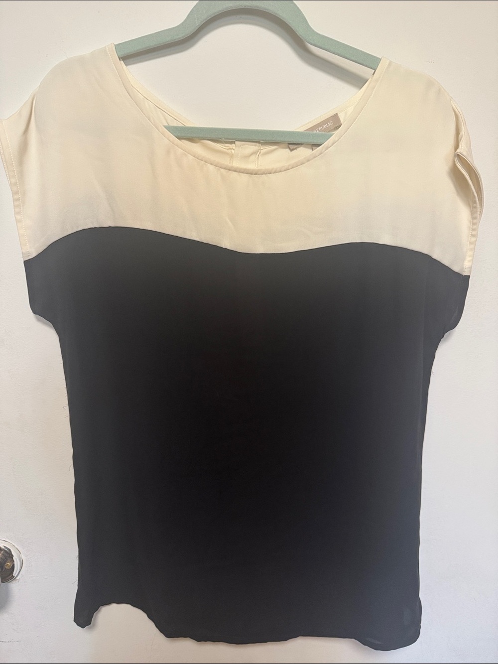 Banana Republic women’s Two-Tone Cream and Black Blouse